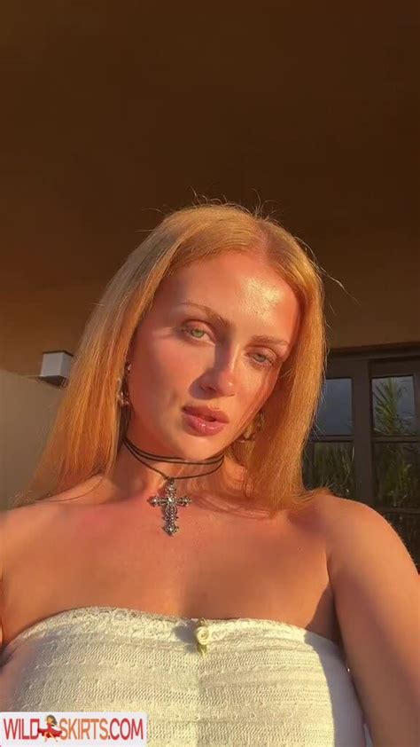 15 Hot Photos By Maisie Smith