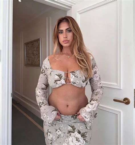 Body Positive Babe Strips Completely Naked To Flaunt Natural Curves Daily Star