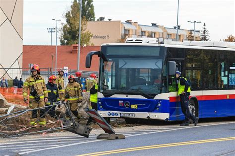 Wypadek w Bydgoszczy Miejski autobus wjechał do wykopu zdjęcie nr 4