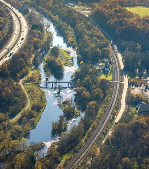 Neheim aus der Vogelperspektive Uferbereiche am Flußverlauf der Ruhr