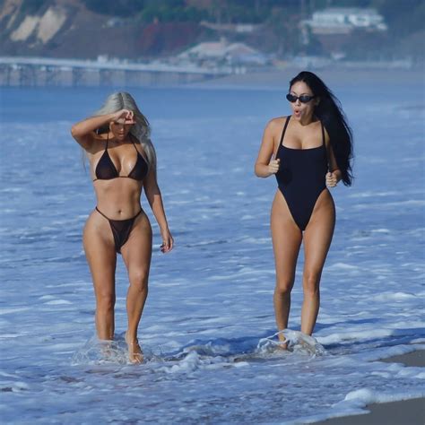Tras Las Cr Ticas Kim Kardashian Reapareci En La Playa Con Un Diminuto Bikini Infobae