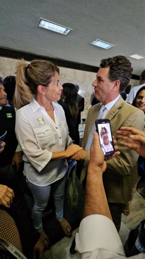 Deputado Iolando E Ibaneis Rocha Fazem Entrega Da Carteira Das Pessoas