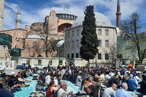 Ayasofya Camiinde Ramazan ayının son cuma namazı kılındı İhlas Haber