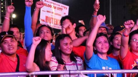 Duterte Fans Foes In Mass Manila Rallies