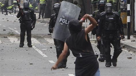 Protestas en Colombia imágenes de violentos enfrentamientos entre