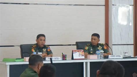 Pangdivif Kostrad Menerima Paparan Kesiapan Latihan Dari Danbrigif