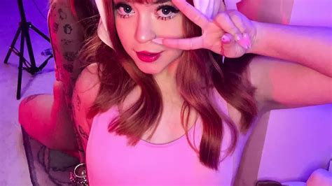 Latina Poserend Voor Jou Kun Je Haar Vasthouden En Haar Over Haar Weelderige En Tengere Lichaam