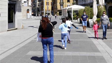 Voglia Di Libert Nel Lecchese Tra Capannelli E Foto Ricordo Cronaca