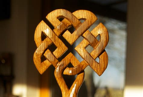 Celtic tree carving - Speyside Sculptor : Stuart Murdoch