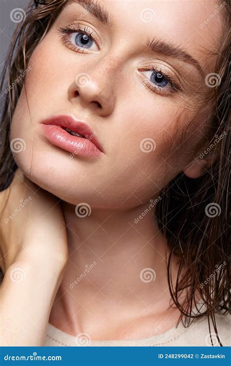 Portrait De Beauté De La Jeune Femme Brunette Fille Aux Yeux Bleu Vif Et Maquillage Féminin