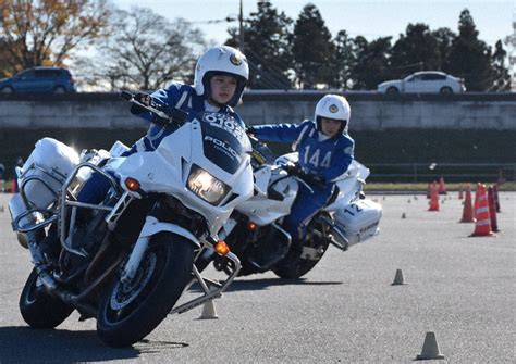 車体斜めにジグザグ 女性白バイ隊員が技術競う 埼玉県警・走行記録会 毎日新聞