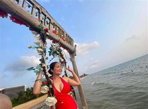 Cát Tường khoe ảnh bikini bỏng mắt nhắn nhủ đến ai đó