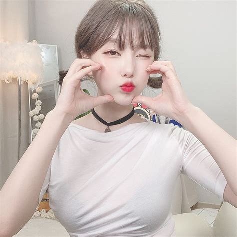 Lột xác với bikini đen đeo xích cổ cầm roi da như các diễn viên phim 18 nữ streamer nhận vô