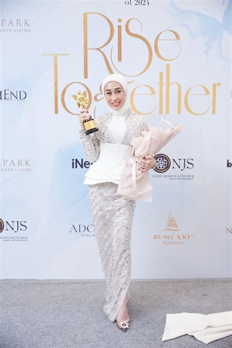 Potret Para Penerima Award Di Red Carpet Moment Indonesias Beautiful