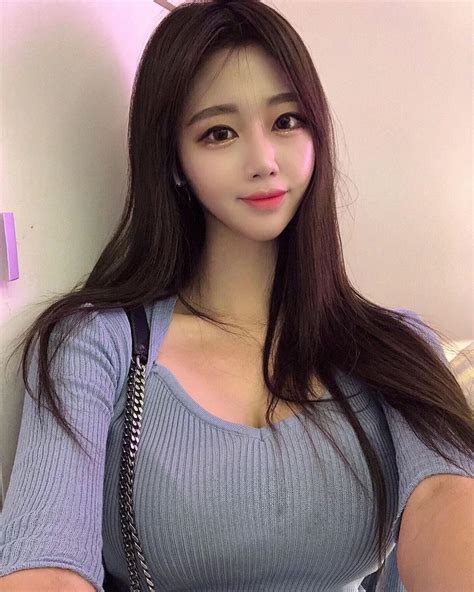 Xuất hiện ở quán bít tết nàng hot girl nhanh chóng nổi tiếng sau một đêm nhờ vẻ ngoài nóng bỏng