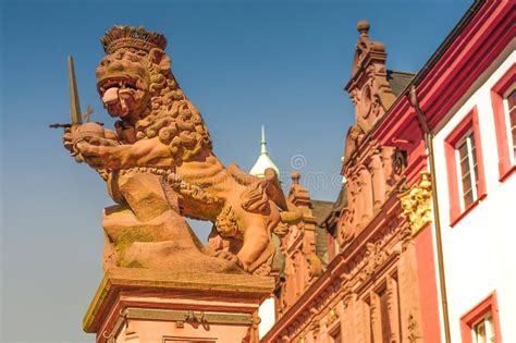 Lion King Statue Antiguo En El Cuadrado De La Universidad De Heidelberg