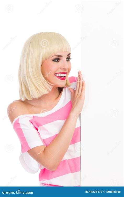 Fille Blonde De Sourire Lisant La Plaquette Image Stock Image Du Charmer Caucasien