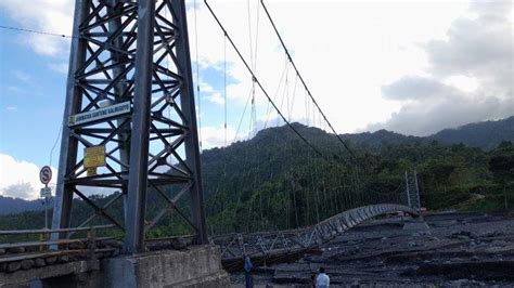 Aksi Nekat Warga Lewati Jembatan Kali Regoyo Lumajang Yang Putus Akibat