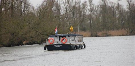 Vaar Met Een Fluisterboot In De Biesbosch Bij Het Biesbosch MuseumEiland