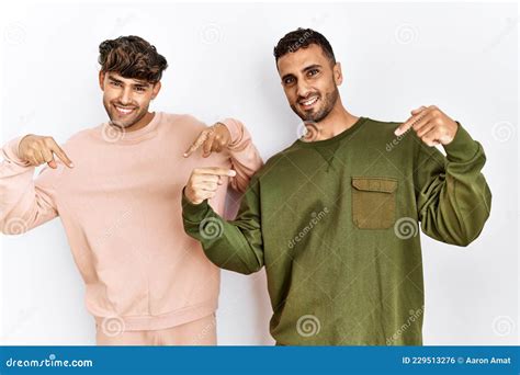 Jovem Casal Gay Parado Sobre Um Fundo Branco Isolado Que Parecia Confiante Sorriso Na Face