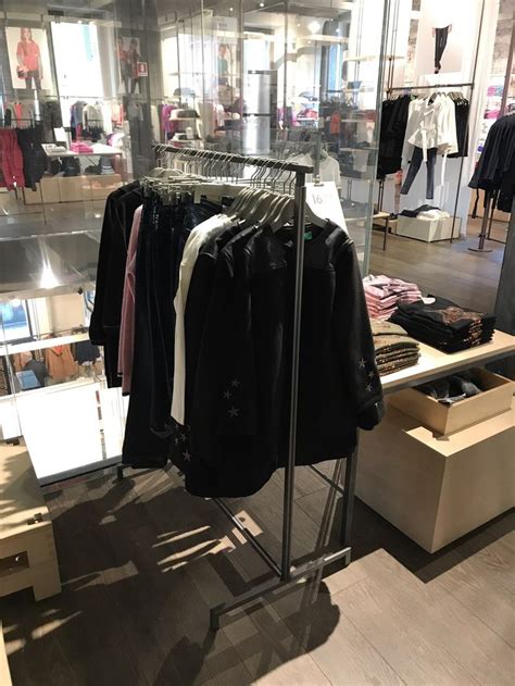 Напольные вешала для одежды - купить в Москве | Дизайн магазина, Дизайн ...