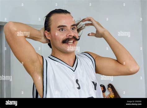 Eine junge Latina mit argentinischer ethnischer Herkunft und nicht binärem Geschlecht war in