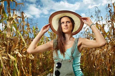 Granjero Atractivo De La Mujer En El Campo De Ma Z Imagen De Archivo