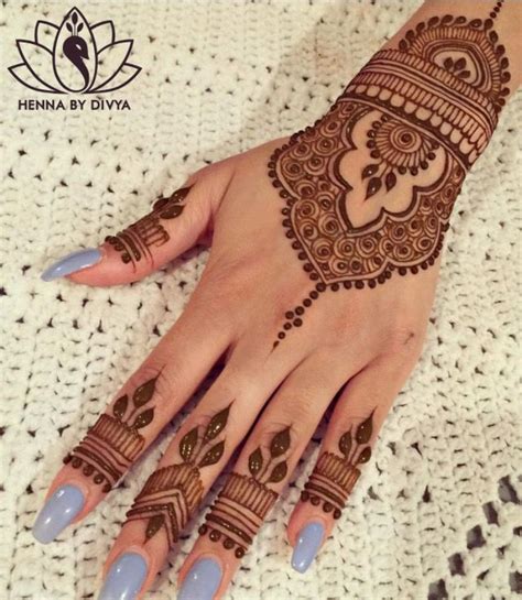 Pin di Radeyah su Mehendi Tatuaggi con henna Hennè mani Tatuaggio henné