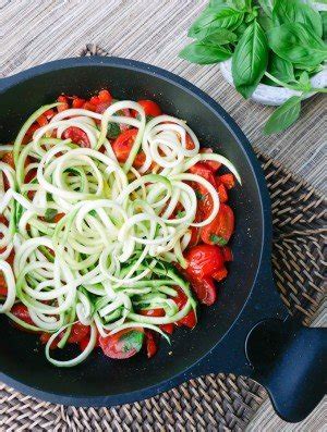 Low Carb Zucchini Nudeln Mit Tomaten Und Paprika