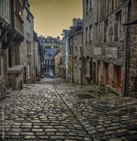 C L Bre Rue Du Jerzual Dinan En Bretagne Ambiance M Di Vale Et