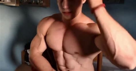 Hot Muscle Guy Flexing On Camera ThisVid
