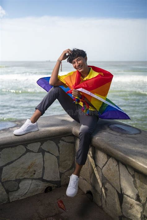 Joven Gay Con Orgullo Sosteniendo La Bandera Del Lgbt En Sus Manos Foto De Archivo Imagen De