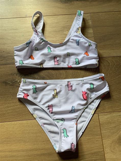 Se produkter som liknar Dinosaurie söt bikini set bad på Tradera 677570131