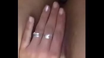 tetona masturbándose en el baño XVIDEOS