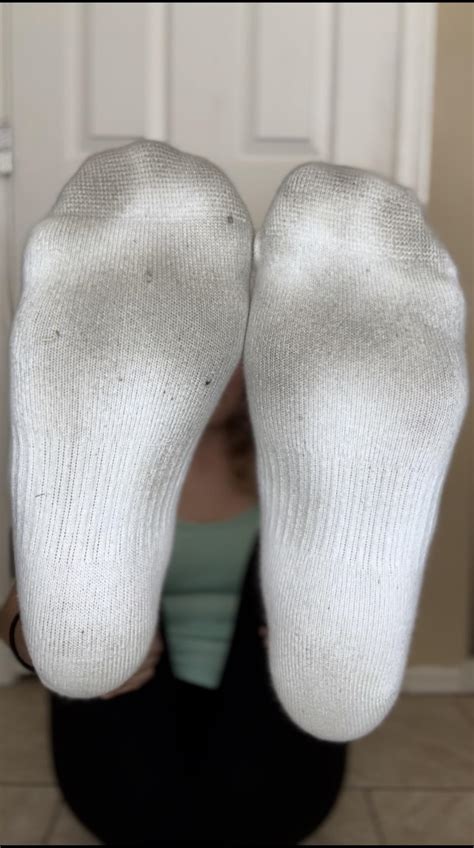 Day 5 in these white Nike socks 🤤🤤🤤🤤🤤 : r/usedsocks