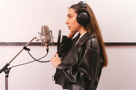 singer side profile      singer side profile