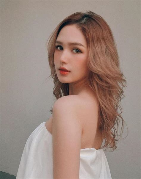 Điểm danh hội bạn bè của vợ streamer giàu nhất Việt Nam không là hot