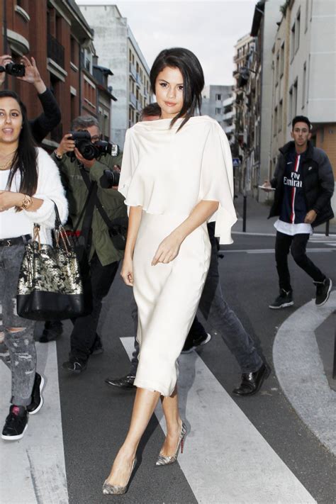 Selena Gomez Hot Celebs Home