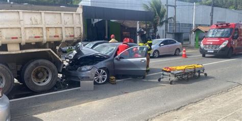 Motorista Sofre Mal S Bito E Provoca Acidente Entre Cinco Carros E Um