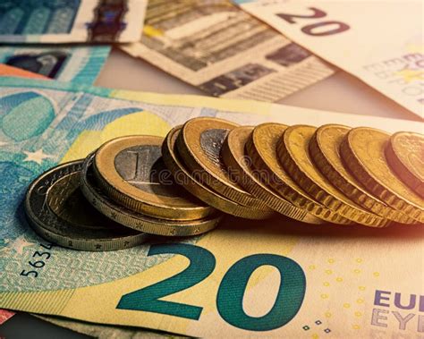Бумажные примечания евро и старый бумажник 20 и 10 евро Стоковое Фото ...
