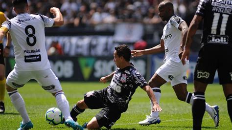 Corinthians Jadson diz que gostaria de jogar e não vê Timão desistir