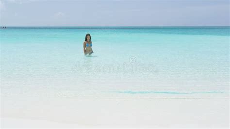 Mujer Bikini De Vacaciones En La Playa Nadando En El Oc Ano Azul Metrajes V Deo De Verano
