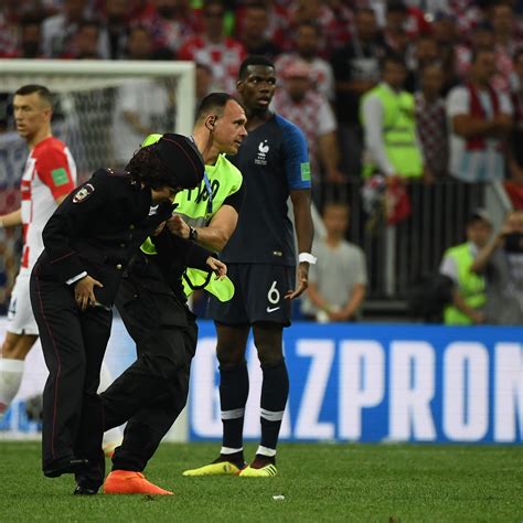 Finale Coupe Du Monde 2018 Les Pussy Riot Revendiquent L Envahissement De Terrain