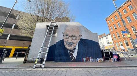 Captain Sir Tom Moore Street Artist Creates Manchester Mural Bbc News