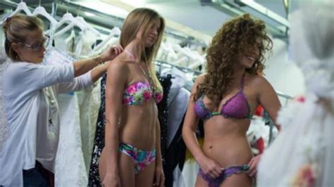 Giugno Arriva Il Bikini Il Costume Scandalo Segna Una Rivoluzione