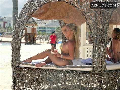 Aisleyne Horgan Wallace Sexy Flaunts Her Sizzling Bikini Body At A Beach In Cancun AZNude