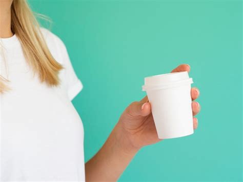 Gros Plan Femme Blonde Tenant Une Tasse De Café Blanche Photo Gratuite