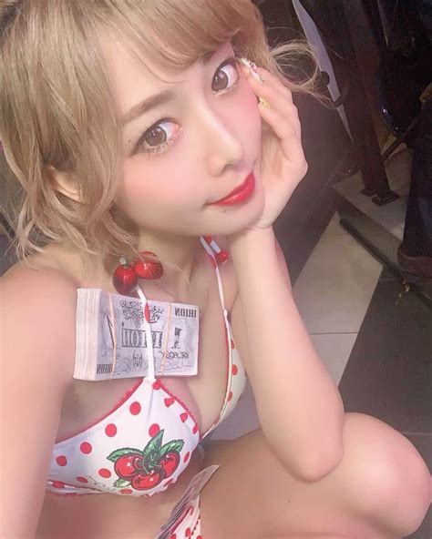 桑原茉萌さんのインスタグラム写真 桑原茉萌instagram 「今日は新しい水着初おろしでした🍒 ️ イメージはアメリカにいそう