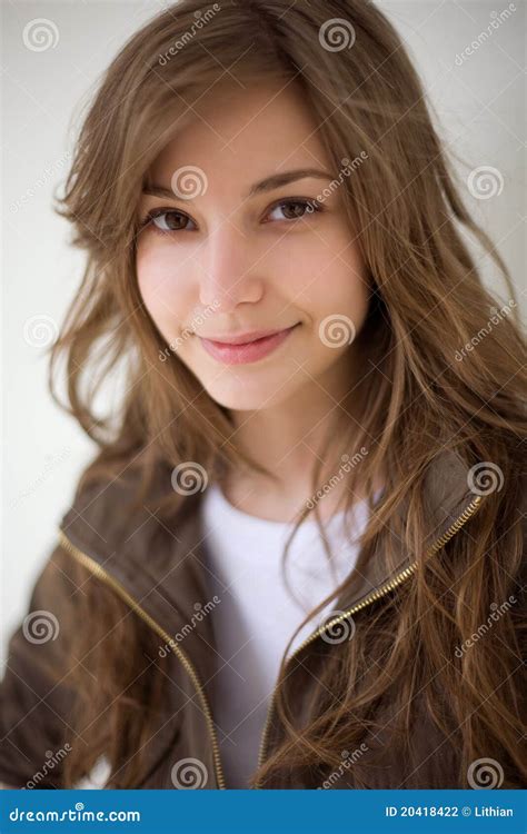 Ritratto Del Primo Piano Di Giovane Ragazza Splendida Del Brunette Fotografia Stock Immagine