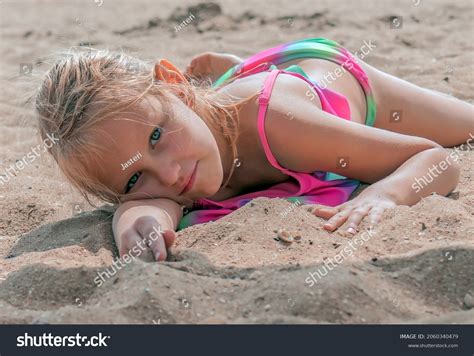5 667 Little girl in bikini 이미지 스톡 사진 및 벡터 Shutterstock